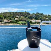 Rafraîchissant à bord du catamaran 🍾🥂☀️⚓️ #sainttropez #baiedesainttropez #summervibes #summer #mediterranee #boat #catamaran #champagne #cumieres #cannes #